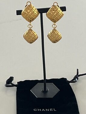 RARE Vintage Chanel 1990 Diamond Quilted Matelassé Crystal Drop Clip-On Earrings